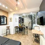 UrbanFlat 32 - Appartement de 2 étages en plein centre de Paris