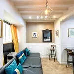 UrbanFlat 32 - Appartement de 2 étages en plein centre de Paris